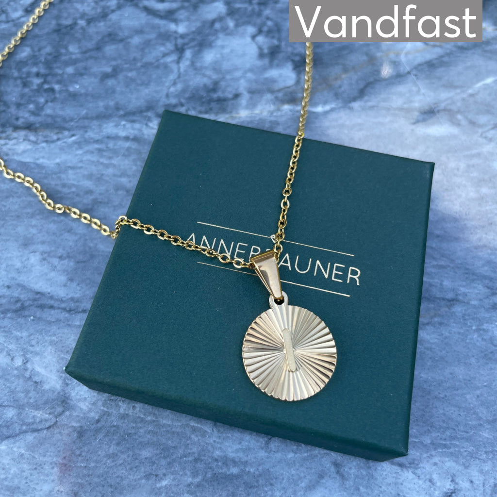 Annebrauner Sun Burst Letter Halskæde 18k Guldbelagt