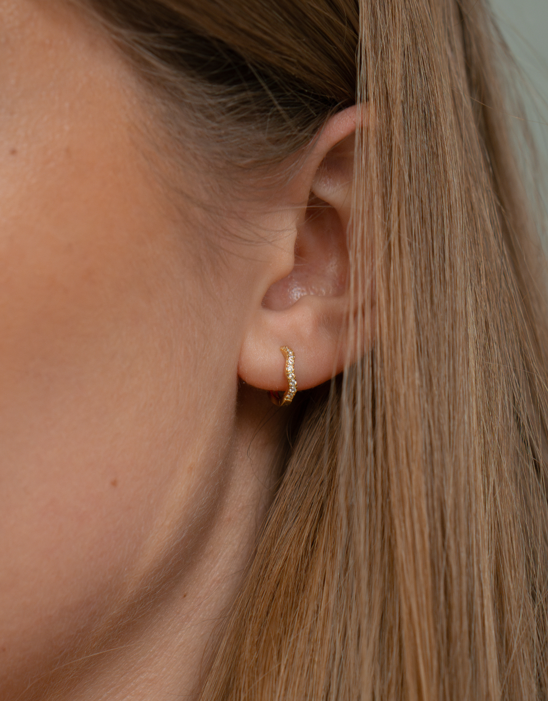 Sparkle Wave 10 Mm Guld Hoops